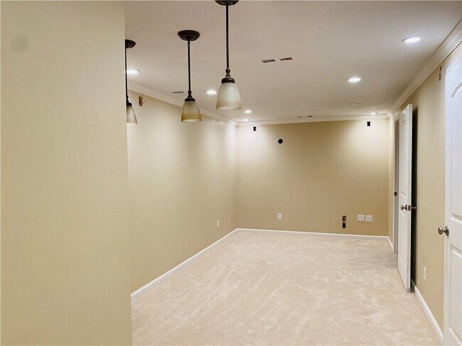 Building Photo - 3400 Palm Cir