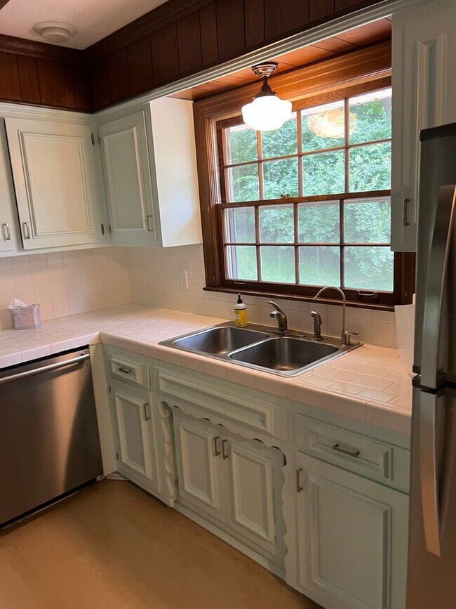 Building Photo - Single Family Home on almost an acre, 4 be...