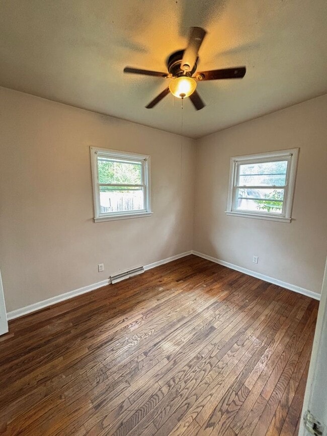 Building Photo - 926 N Linview Ave