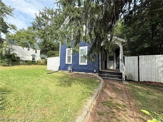 Building Photo - 131 W Miller Ave