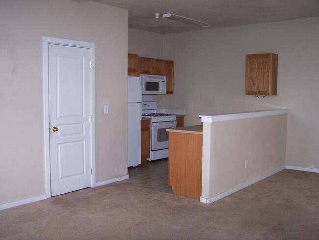 Building Photo - 3 Bed/2.5 Bath Townhome Style Unit in SW Bend - Attached Garage