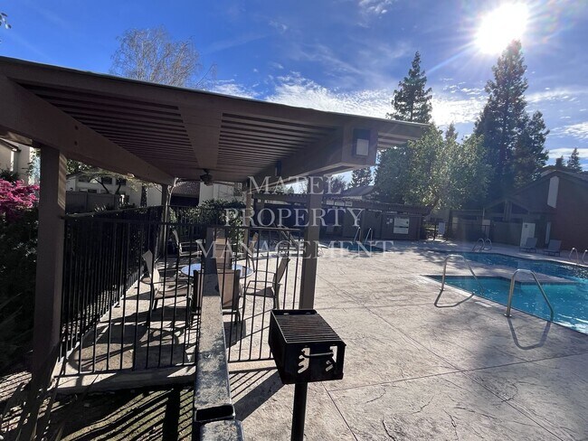 Building Photo - COLO370