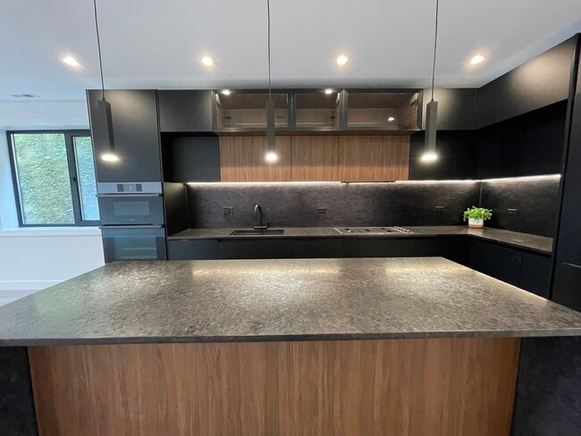 Building Photo - 719 N Elizabeth St