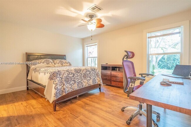 Building Photo - 2675 Oak Park Cir