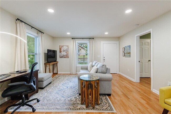 Building Photo - 554 Oak Dr