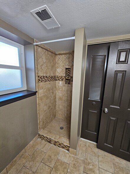 Building Photo - 110 Lucerne Dr