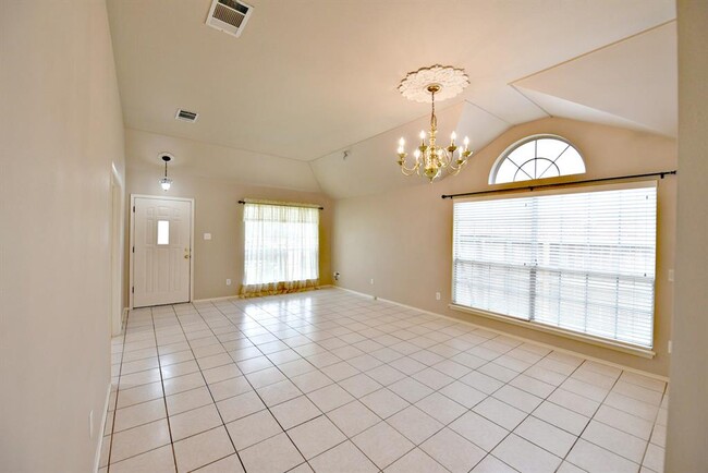 Building Photo - 3924 Newland Dr