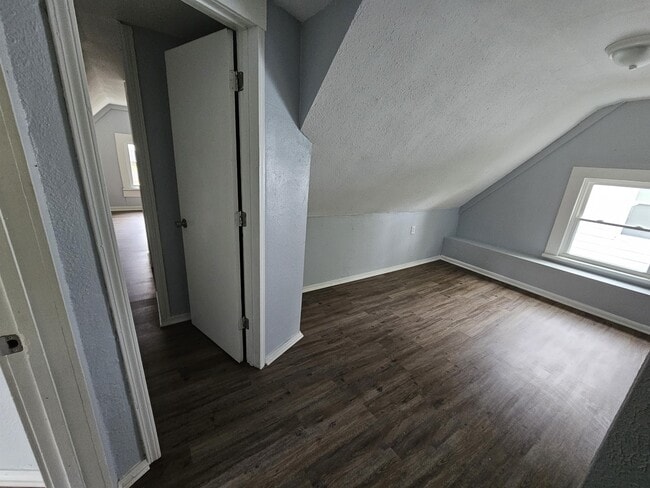 Building Photo - 912 W 3rd St