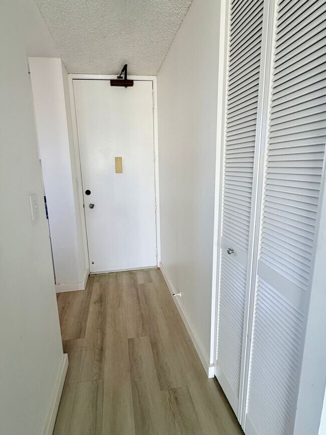 Building Photo - 2121 Ala Wai Blvd
