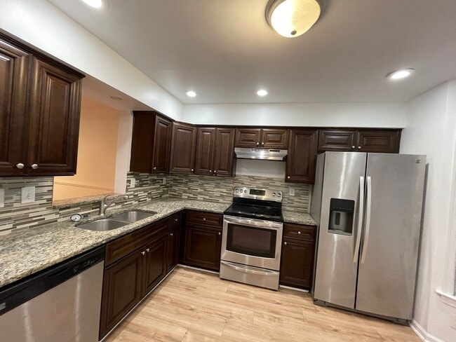 Building Photo - 3 bedroom townhome! Fenced backyard.