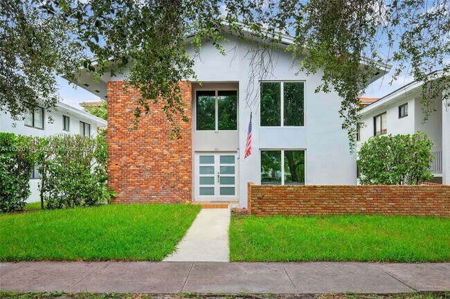 Building Photo - 537 Menendez Ave