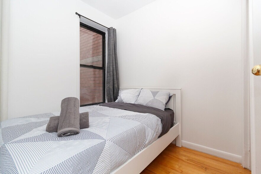 Building Photo - 300 E 93rd St