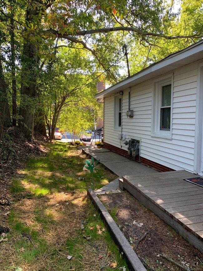Building Photo - 2 bedroom Grid House for rent!