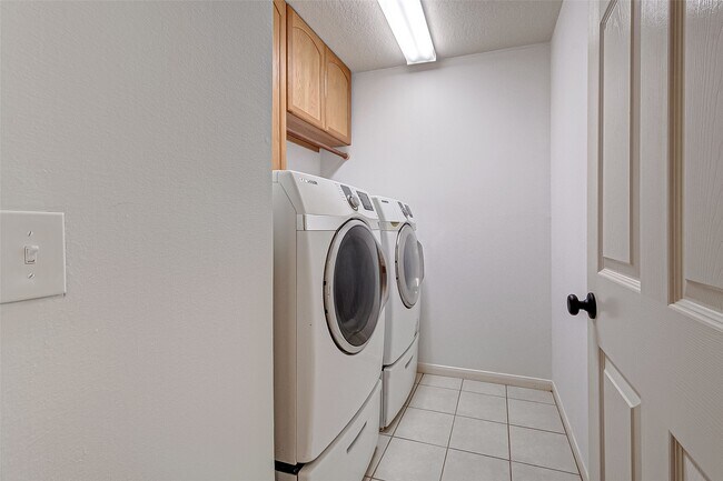 Building Photo - 22926 Rainbow Bend Ln