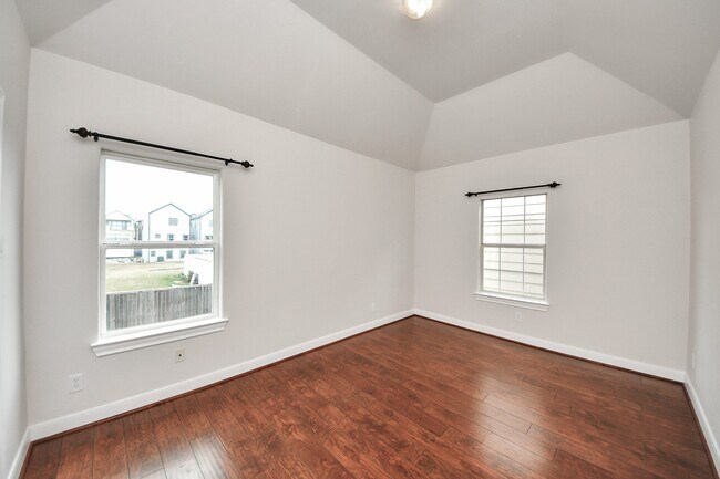 Building Photo - 2941 Clinton Dr