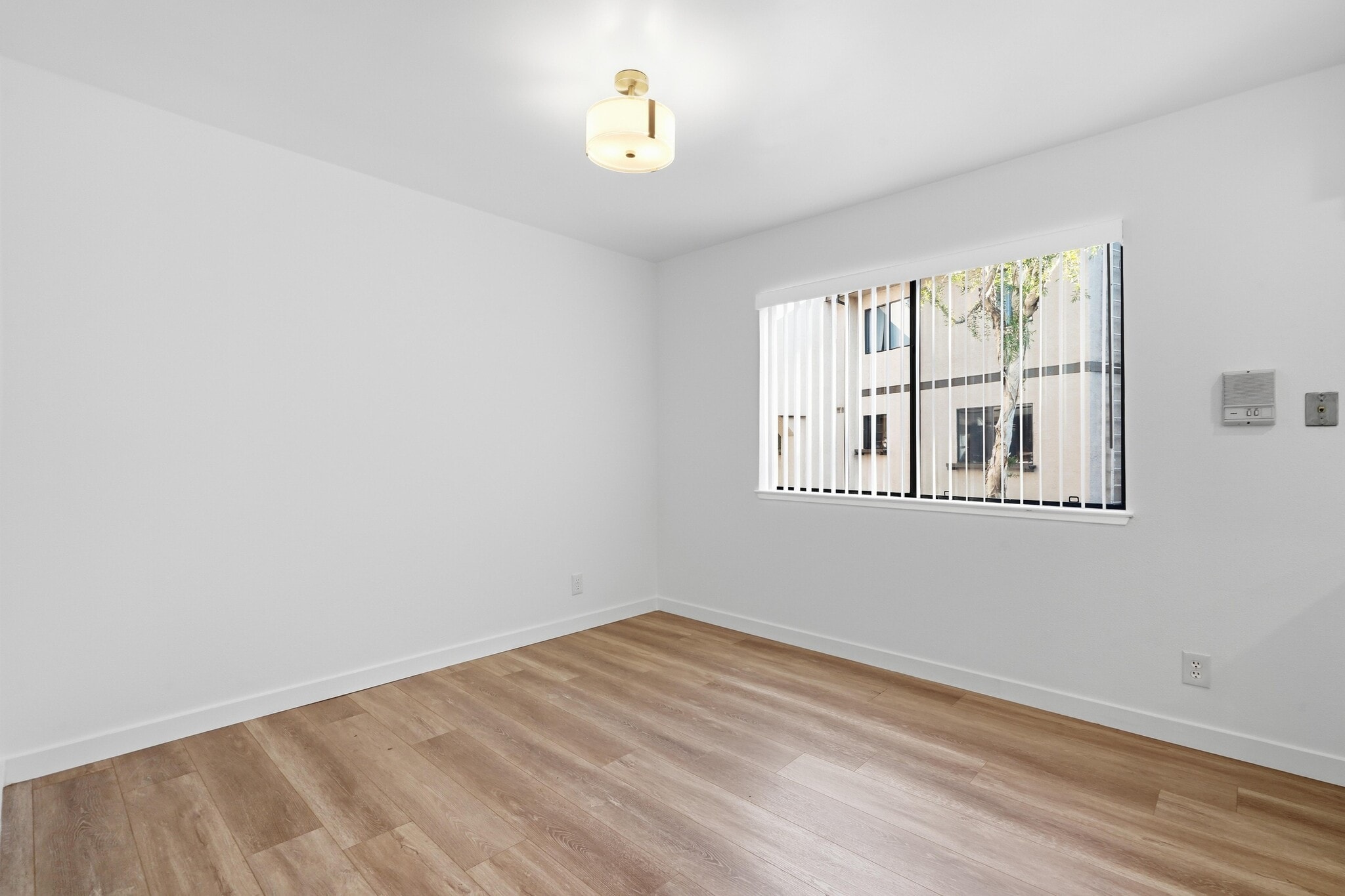 Building Photo - 9000 Vanalden Ave