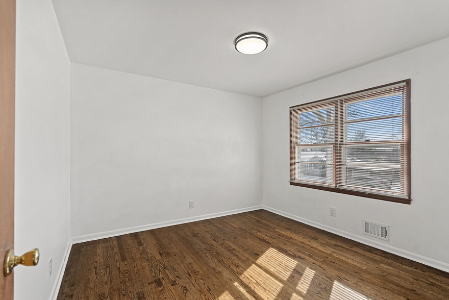 Building Photo - 906 E 84th St