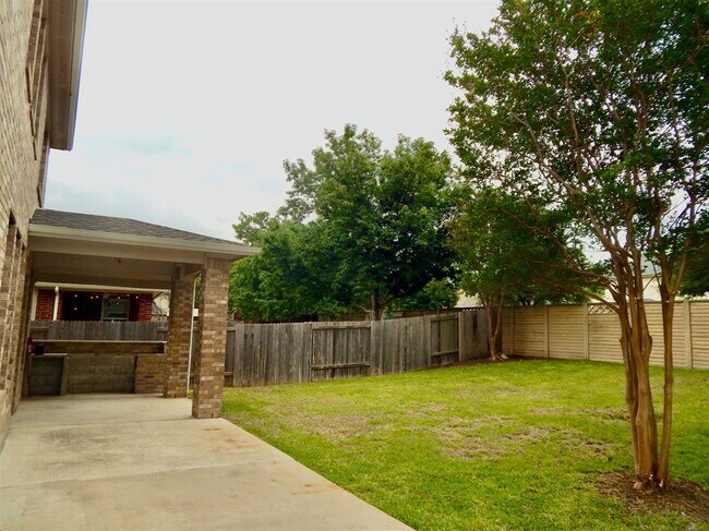 Building Photo - 1110 Willowbrook Dr