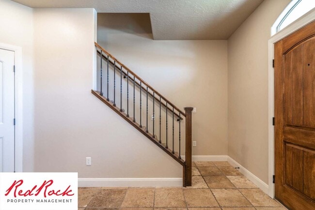 Building Photo - Beautiful Southgate Townhome!