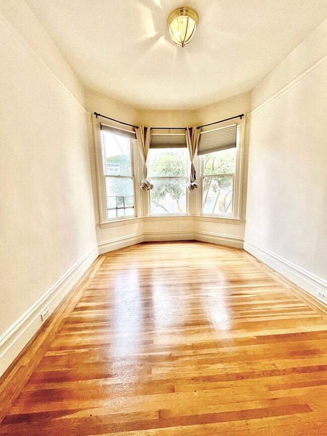 Building Photo - Prime Cow Hollow Location with Parking, Pr...