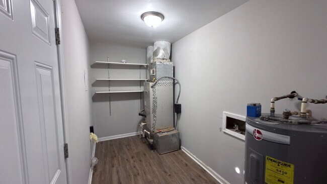 Building Photo - 2900 Edsel Pl