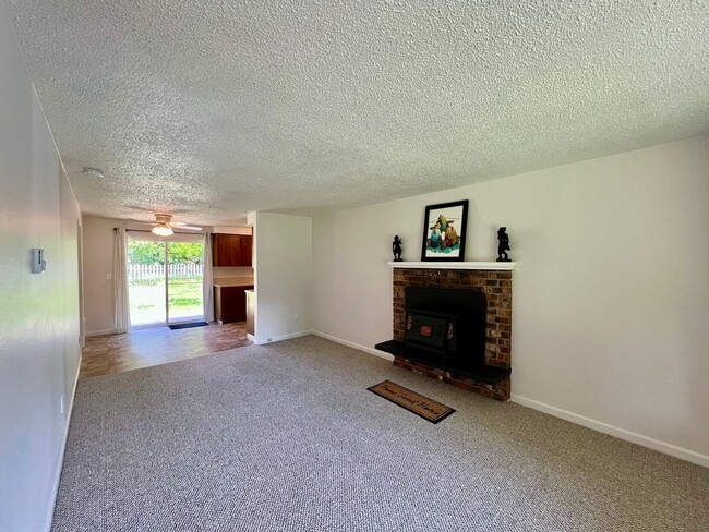 Building Photo - PENDING APPLICATION; (#738) Duplex Near Sq...