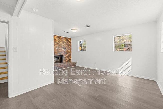 Building Photo - 2836 Creek Ln NE