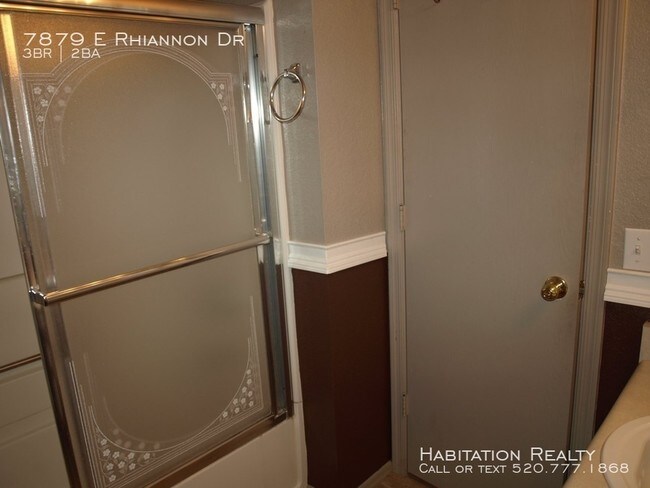 Building Photo - 3 Bedroom Home in Pantano Heights w/ Pool