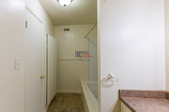 Building Photo - Distinctive Glen Rose Home with Large Rooms, Fenced Yard & Covered Parking