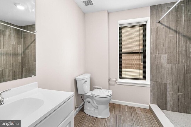 Building Photo - 606 Summit Ave