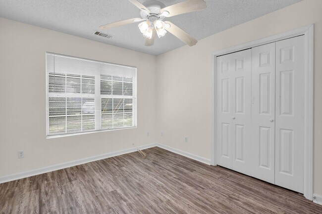 Building Photo - 1202 E Waldburg St