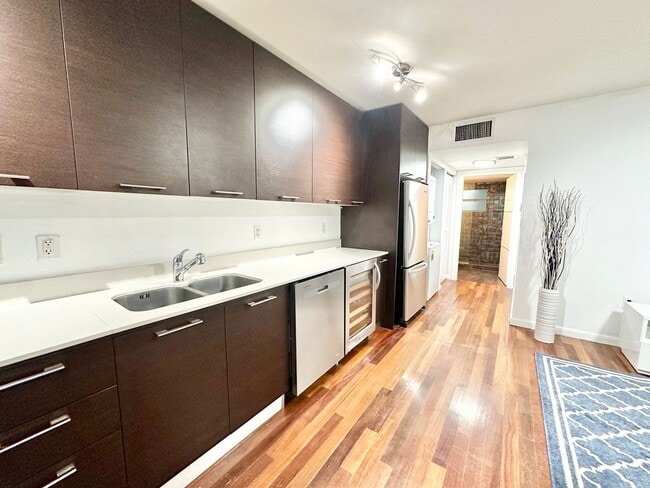 Building Photo - Tastefully furnished 1bed/1bath in the heart of South Beach!