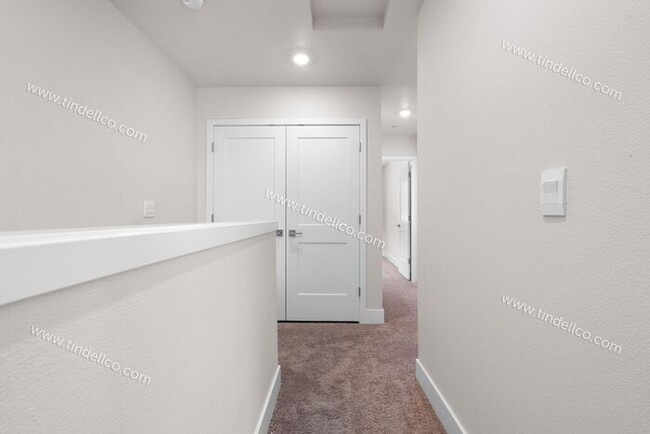 Building Photo - 3 Bedroom 2.5 Bathroom Stunner with Covere...