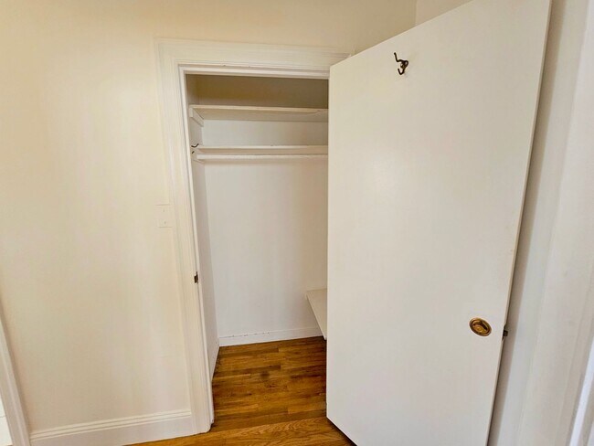 Building Photo - Marina: Bright Top Floor 1 Bed 1 Bath with...