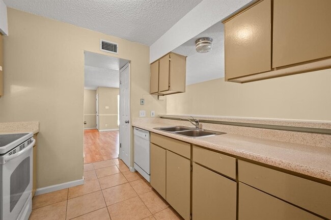 Building Photo - 807 Castle Ridge Rd