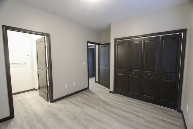 Building Photo - Beautiful 2 Bed, 2 Bath Apartment in PRIME location!  Furnished & Unfurnished Options Available!
