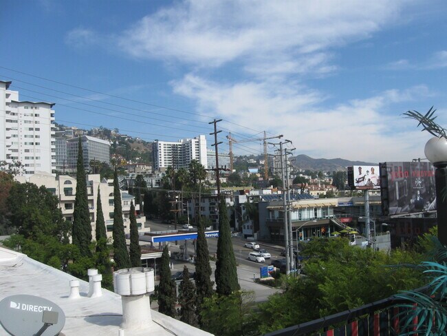 Building Photo - 8530 Holloway Dr