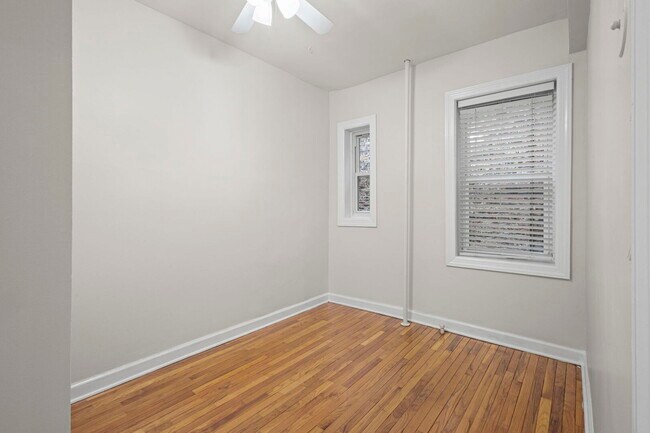 Building Photo - 1426 E Hyde Park Blvd