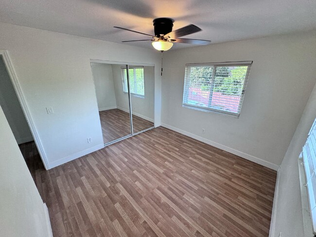 Building Photo - "Spacious 3-Bedroom Condo with 2 Full Bath...