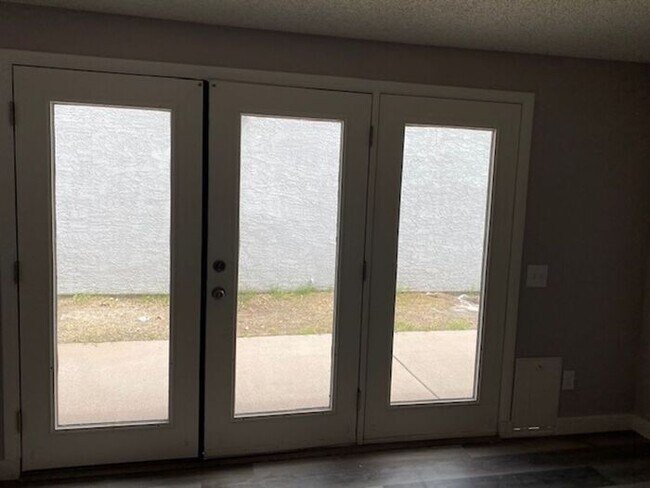 Building Photo - $2,350 Lovely Remodeled 3 Bedroom-2 bath-2...