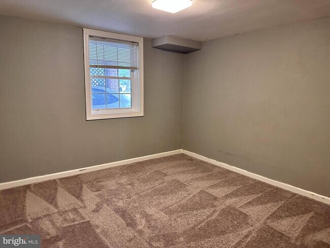 Building Photo - Charming Cul-de-Sac Home in a Prime Location