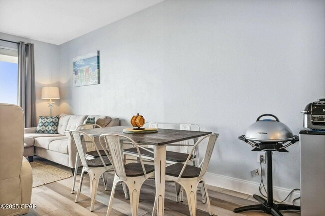 Building Photo - 9860 S Thomas Dr