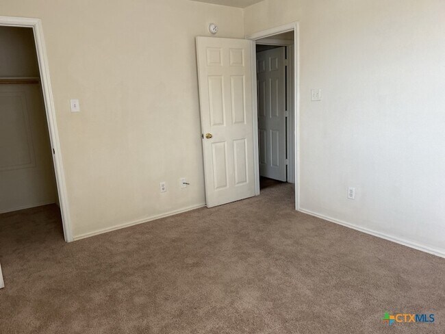 Building Photo - 4402 Golden Gate Dr