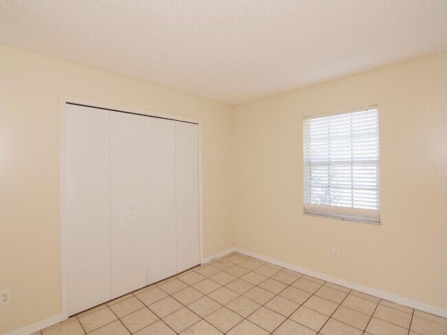 Building Photo - 1190 SE Puritan Ln