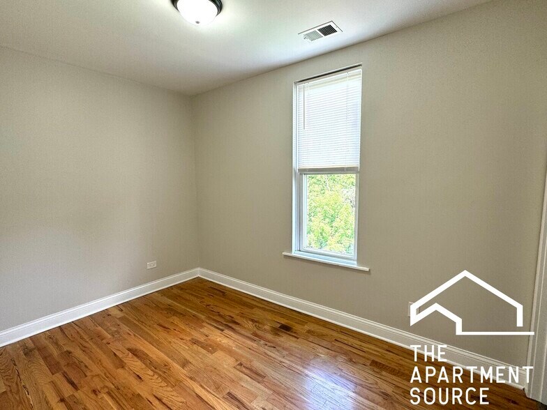 Building Photo - 3904 W Armitage Ave