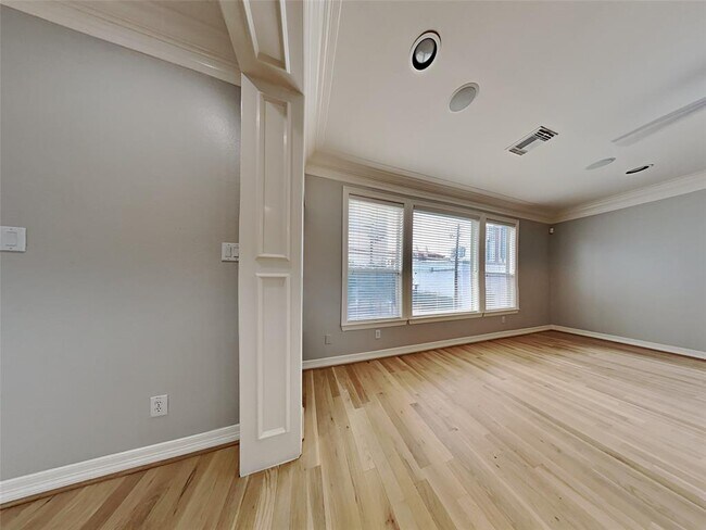 Building Photo - 839 Rosine St
