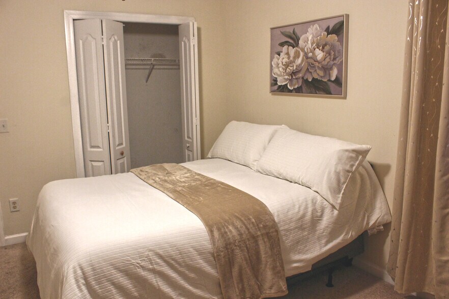 Building Photo - 353 Southgate Dr