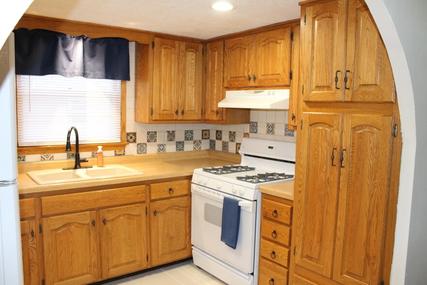 Building Photo - 3908 Pleasant Valley Blvd