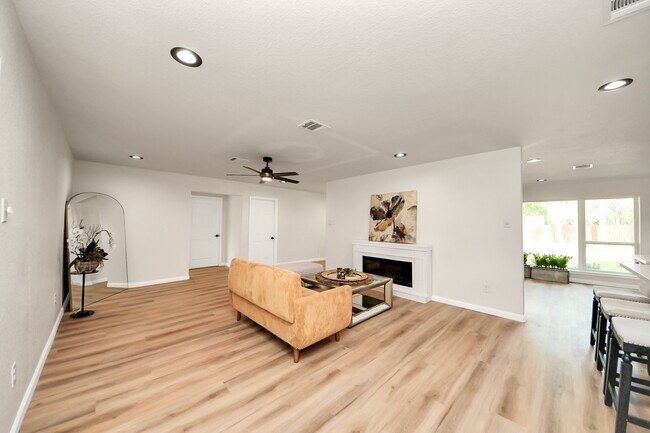 Building Photo - 2407 Crestdale Dr