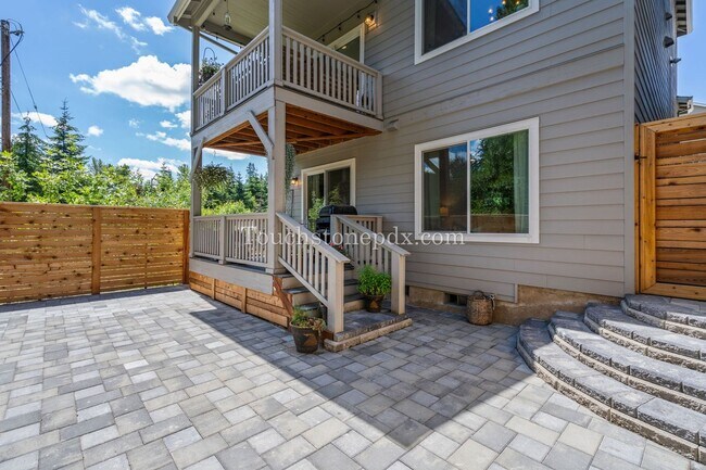Building Photo - Luxurious 4 Bed/3.5 Bath Residence - Your ...